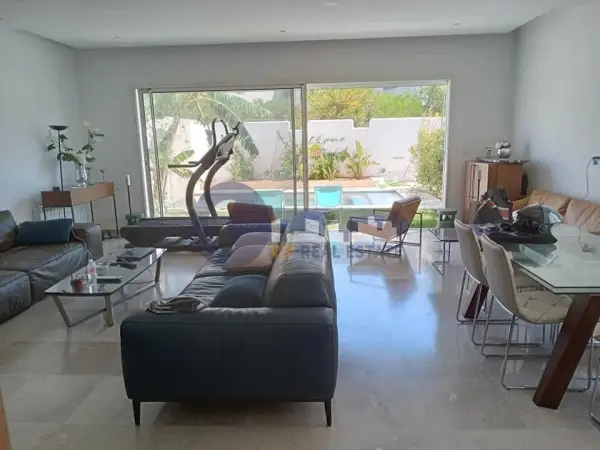 A Vendre une villa de luxe avec piscine à Gammarth