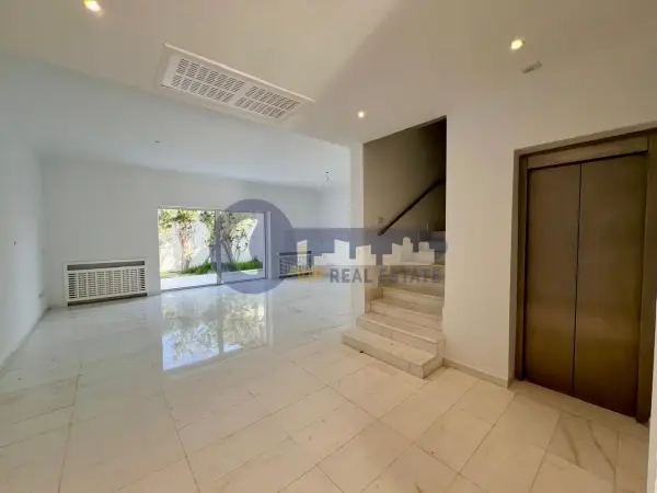 A Louer une villa en s+5 avec piscine à Gammarth