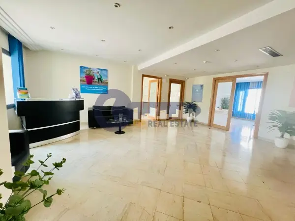 A Louer un grand bureau au LAC 1