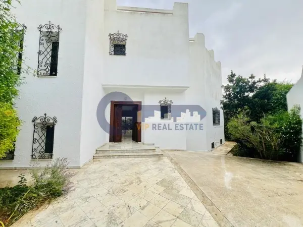 A Louer une villa s+5 à Gammarth