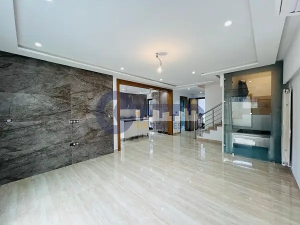 À Vendre – Triplex de Haut Standing avec Piscine Privée à Gammarth