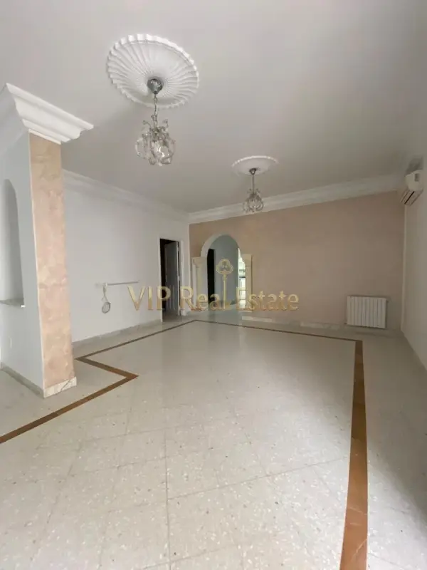 A louer un etage de villa vide S+3 à la Marsa