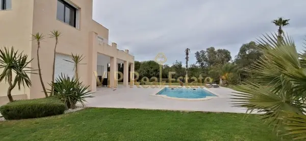 A Louer un RDC de villa meublé avec jardin et piscine à Gammarth