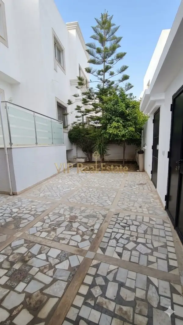 À louer : Villa S+5 de haut standing aux Berges du Lac 2 – Tunis