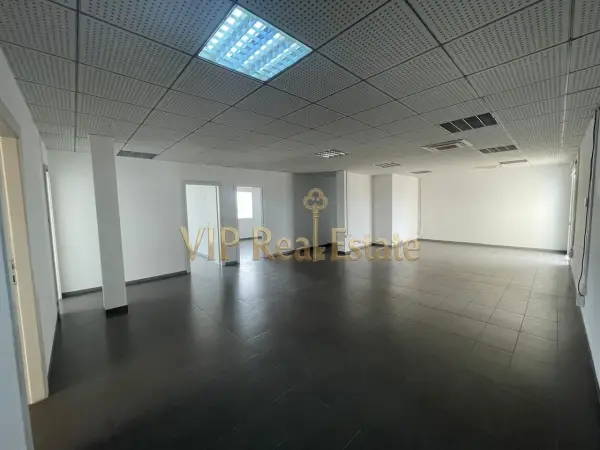 À louer : Spacieux bureau H+10 de standing avec terrasse et vue sur le lac