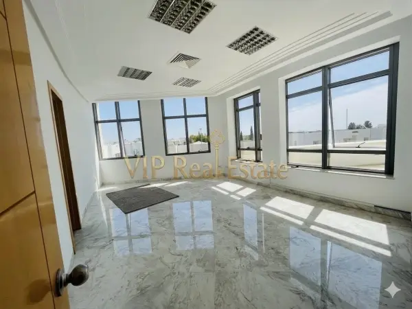 Bureau spacieux de 7 pièces aux Berges du Lac 1