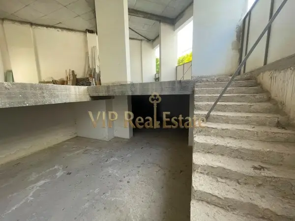 A Vendre un locale comerciale inachevé au Lac 2