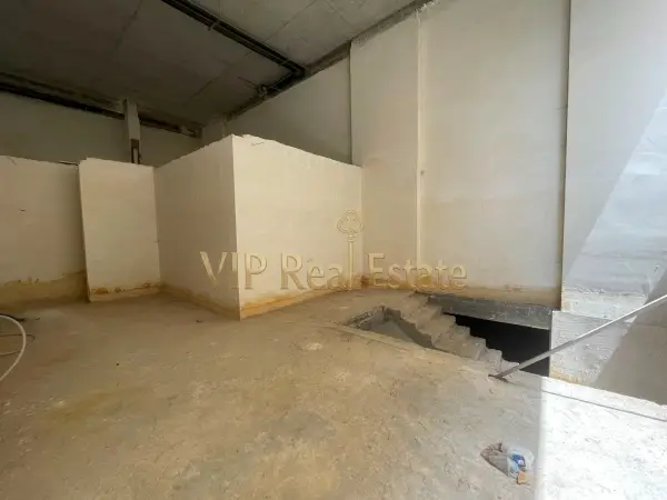 A Vendre un locale comerciale inachevé au Lac 2