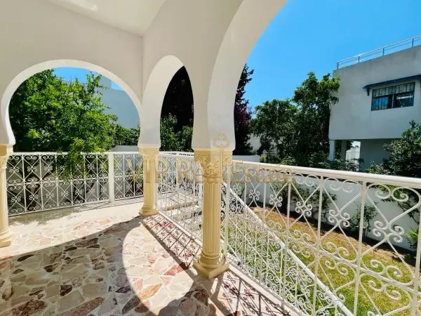 À louer villa s+4 à Gammarth.