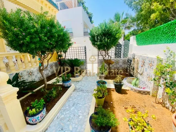 A louer un rez de-chauseé de villa s+3 à la Marsa Plage