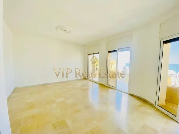 A louer un étage de villa s+3 à la Marsa Corniche