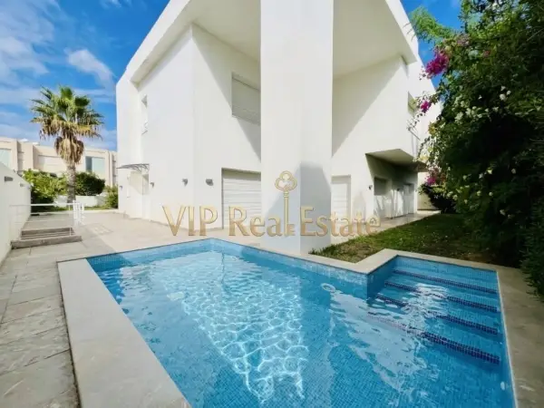 A Louer : villa avec Piscine à Gammarth